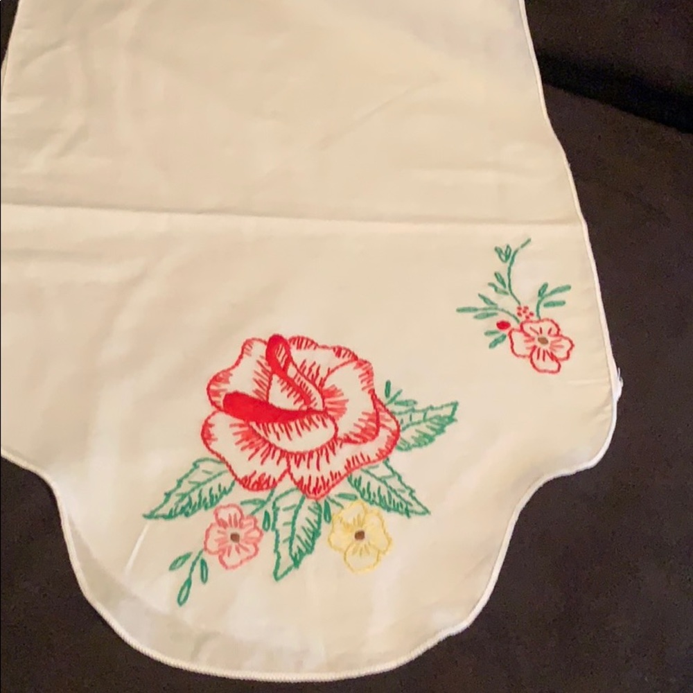 Vintage white dresser scarf w/ embroidered flowers